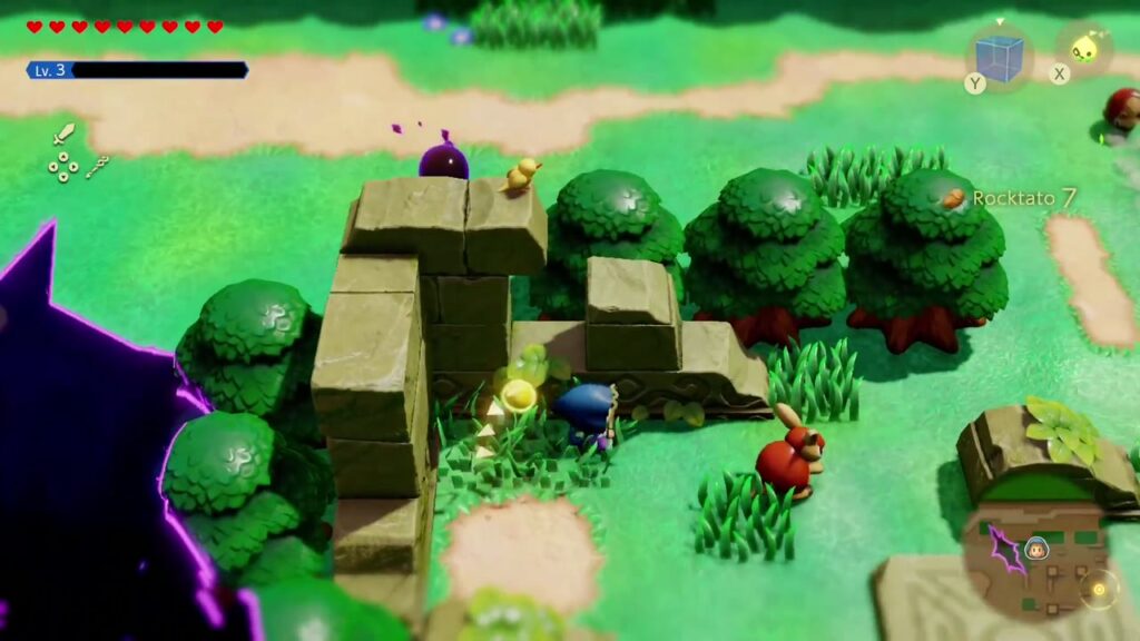 Zerfallende, behauene Steinsäulen stehen neben einem violetten Riss in Hyrule Feld.
