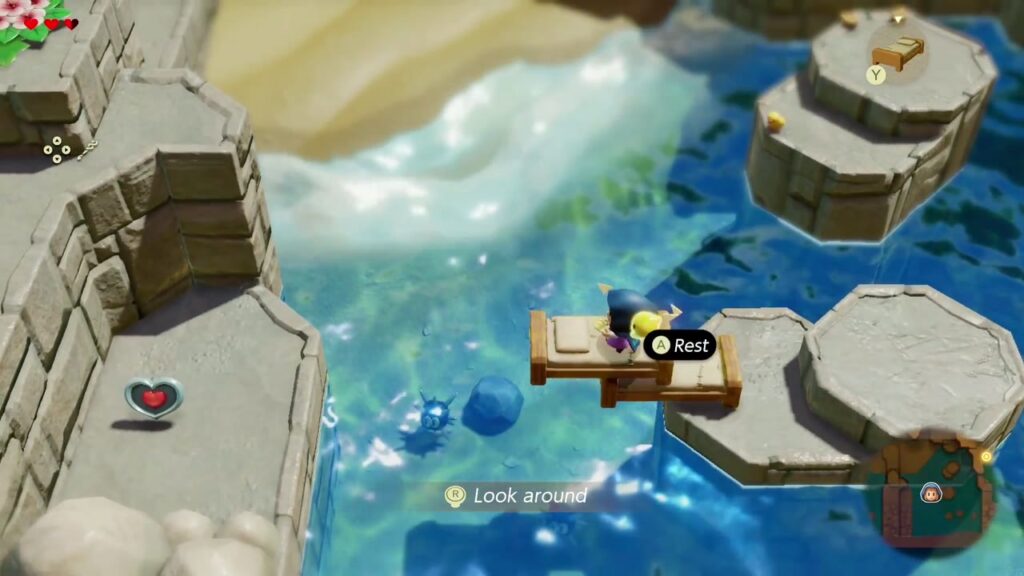 Zelda überquert eine alte, von Säulen aus Gezeitentümpeln überspannte Echobrücke in Richtung des Herzteils.