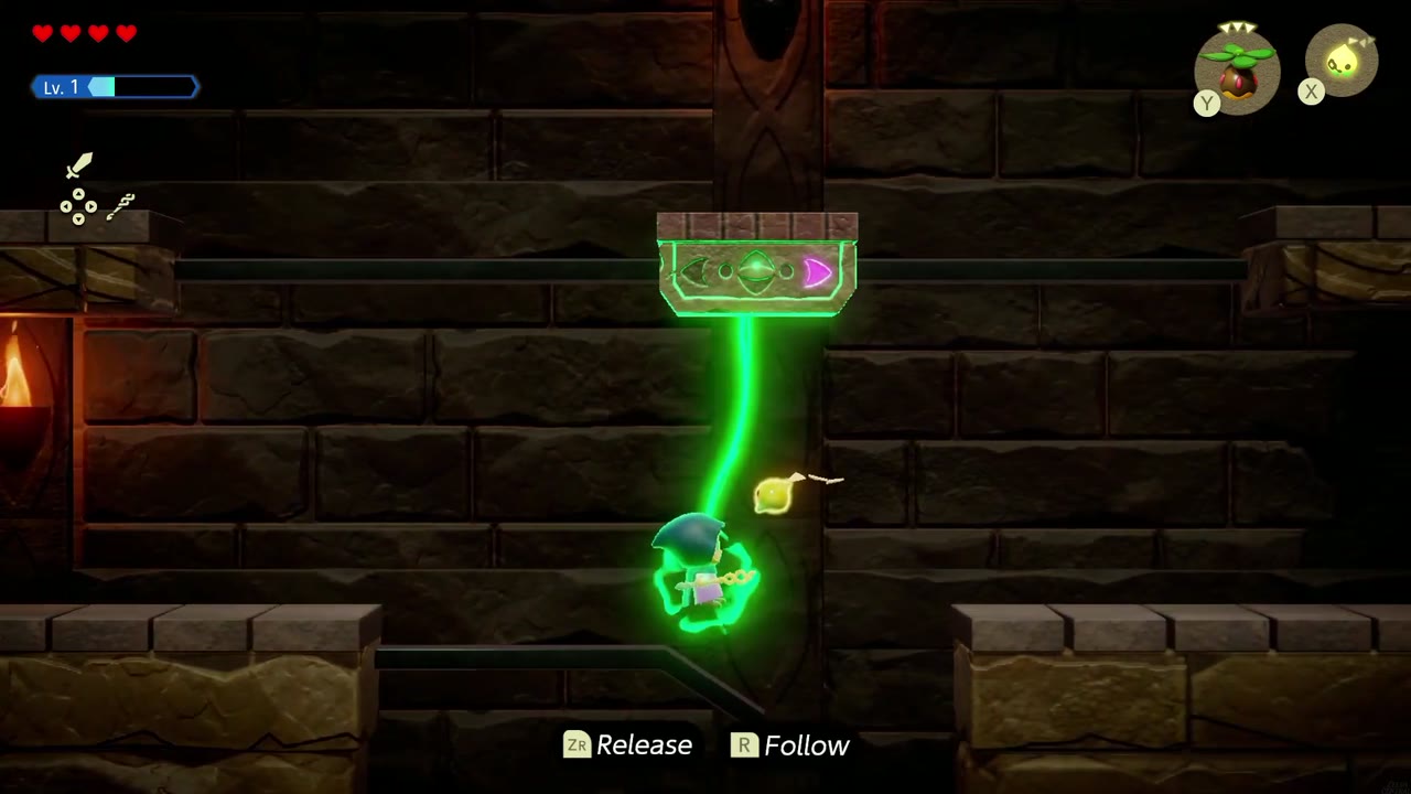Usando a habilidade Ligação Reversa, Zelda fica pendurada em uma plataforma móvel com os comandos Soltar e Seguir. Usando a habilidade Ligação Reversa, Zelda fica pendurada em uma plataforma móvel com os comandos Soltar e Seguir.