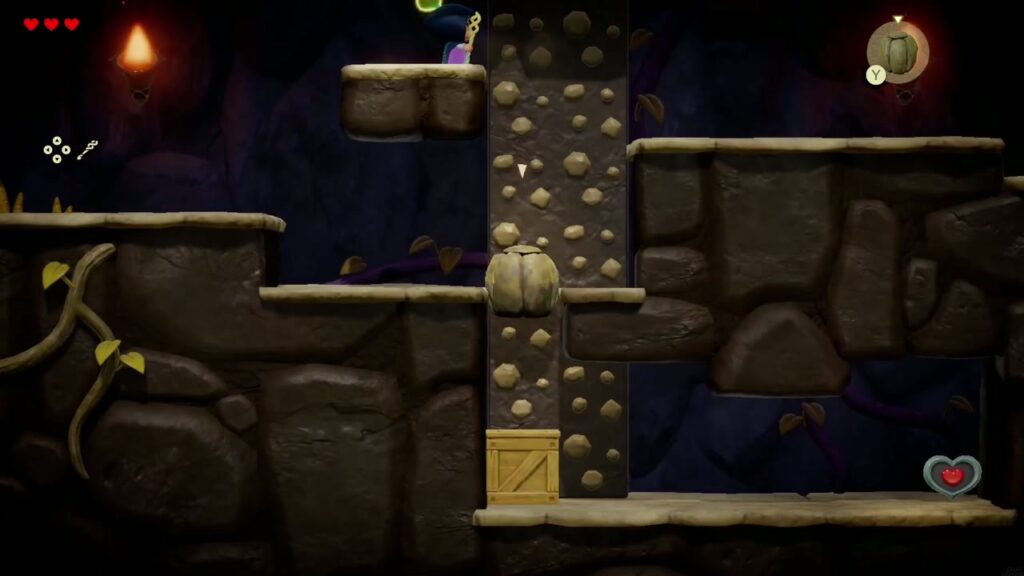 Ein Felsenecho fiel auf die Kisten am Fuße der Kletterwand, wobei sich das Herzteil unten rechts befand.