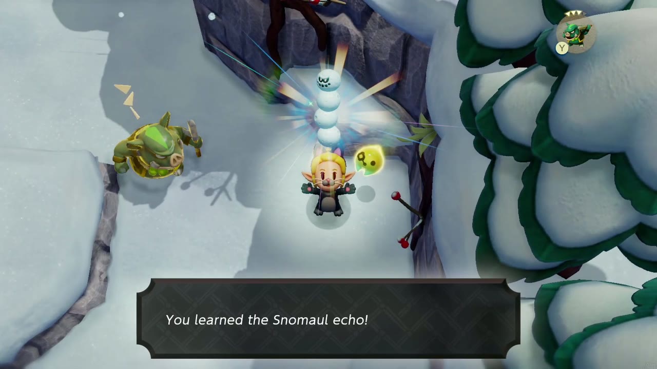 Zelda aprende o eco Snomaul em uma saliência nevada entre pinheiros na montanha Hebra. Zelda aprende o eco Snomaul em uma saliência nevada entre pinheiros na montanha Hebra.