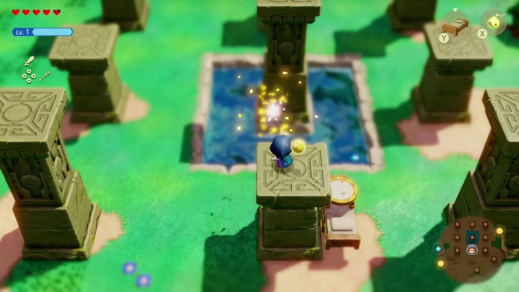 Zelda steht auf einer kurzen Säule, die man mit einem alten Bett und einem Trampolin erreicht, und geht in Richtung der Herzsäule.