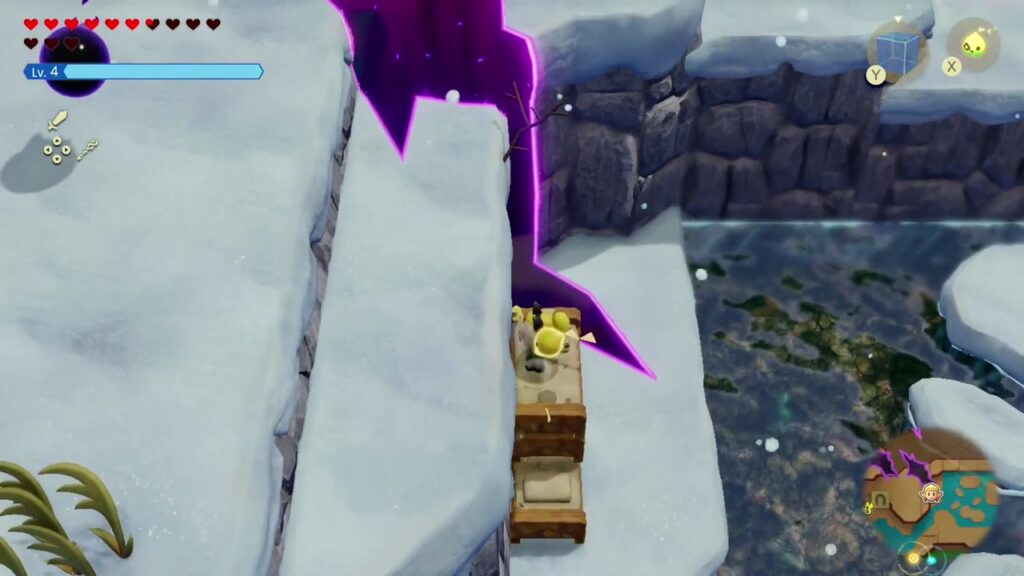 Zelda klettert einen Stapel alter Bettechos die Klippe hinauf, neben dem Riss am Hebra-Berg.