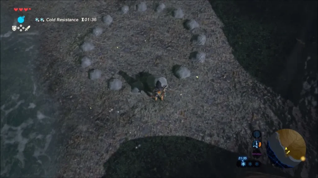 Link at the stone ring with a gap on the beach