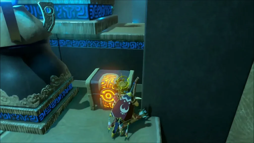 Link beside a glowing Sheikah chest inside the shrine Link beside a glowing Sheikah chest inside the shrine